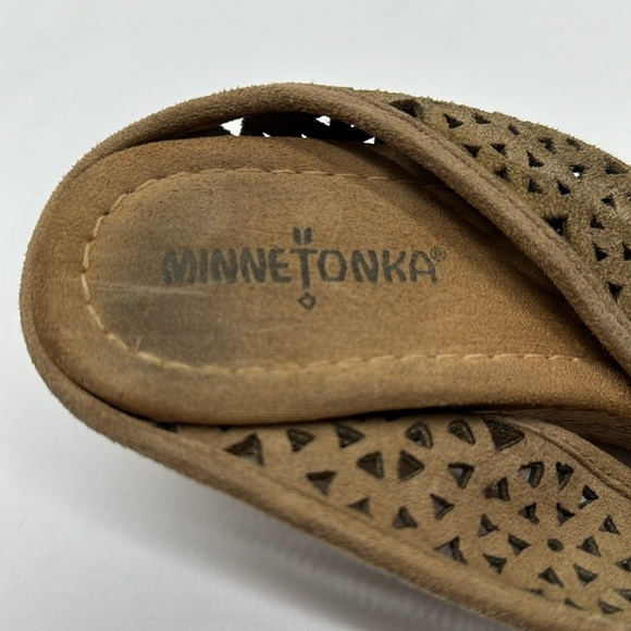Minnetonka Cut Out Criss Cross Tan Sandals Size 7 MCS6586J - Picture 7 of 7